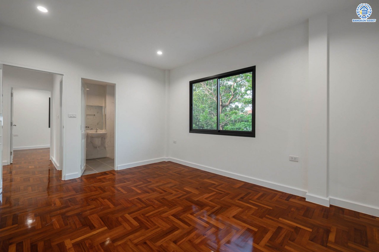 บ้านมือสองตกแต่งใหม่ คุณภาพแบรนด์ LH โครงการ ชลลดา บางบัวทอง เนื้อที่ 99 ตร.ว. ตกแต่งหรูหรา ฟังก์ชันจัดเต็ม 3 ห้องนอน 3 ห้องน้ำ จอดรถได้ 1 คัน พร้อม Facilities ครบ! บนทำเลคุณภาพ เชื่อมต่อได้หลายเส้นทาง ใกล้เซ็นทรัลเวสต์เกต และรถไฟฟ้า "สถานีบางพลู"